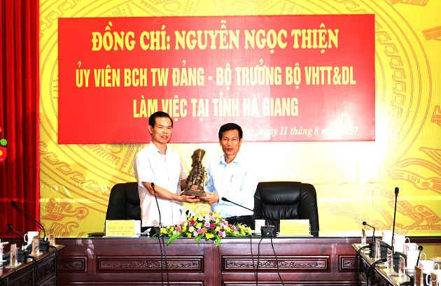 Bí thư Tỉnh ủy Hà Giang Triệu Tài Vinh trao tặng bức tượng thanh niên xung phong trên Cao nguyên đá Đồng Văn cho đồng chí Nguyễn Ngọc Thiện.