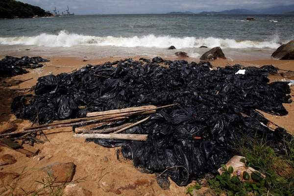 Các túi đựng rác có chứa dầu cọ trên bãi biển tại Đảo Lamma ở Hồng Kông, Trung Quốc vào ngày 9/8/2017.
