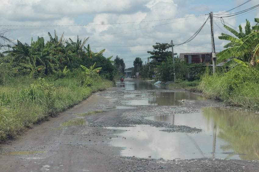 Sau nhiều năm con đường độc đạo vào KCN Hưng Phú 2 chỉ được xây dựng sơ sài và đã xuống cấp.