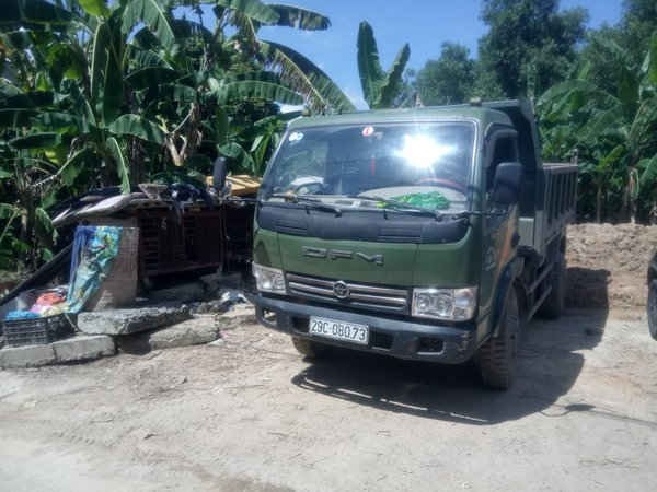 Chiếc xe được coi là phương tiện chuyên chở gạch vỡ trong vụ việc hiện đã phải nằm nhà từ gần 1 tháng nay sau khi công an xã Quang Tiến giữ giấy tờ và bằng lái