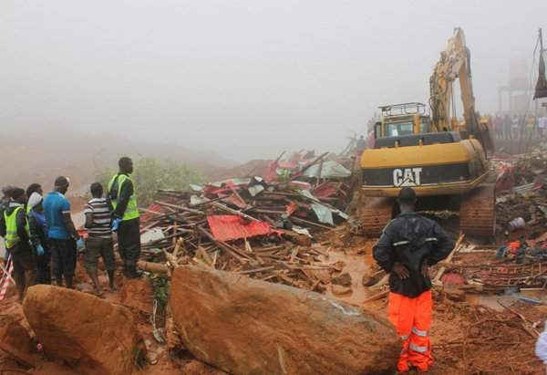 Lực lượng cứu hộ di chuyển đống đổ nát sau vụ lở bùn ở thị trấn miền núi Regent, Sierra Leone vào ngày 14/8/2017.