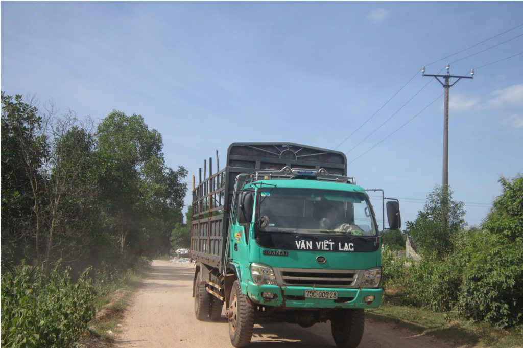 Xe tải cày nát con đường thôn Nam Trạch