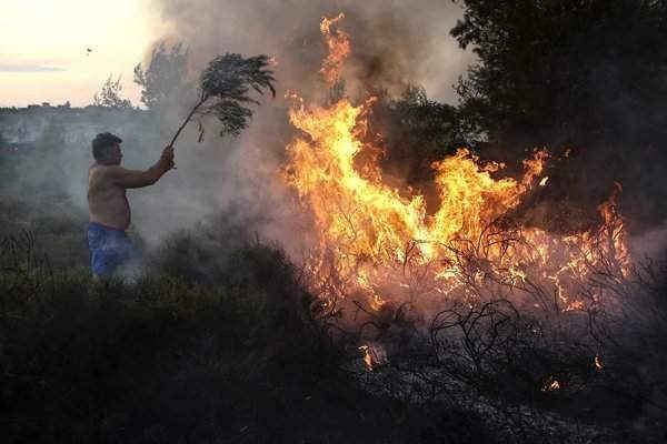 Những ngọn lửa và khói bốc cháy từ Kalamos. Ảnh chụp từ đảo Evia đối diện. Ảnh: Intim / Rex / Shutterstock