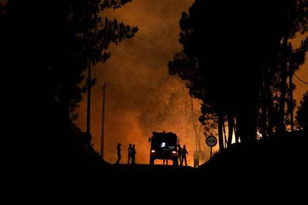Lính cứu hỏa “chiến đấu” với lửa rừng ở Paredes ở Vila de Rei, miền Trung Bồ Đào Nha. Ảnh: Paulo Cunha / EPA