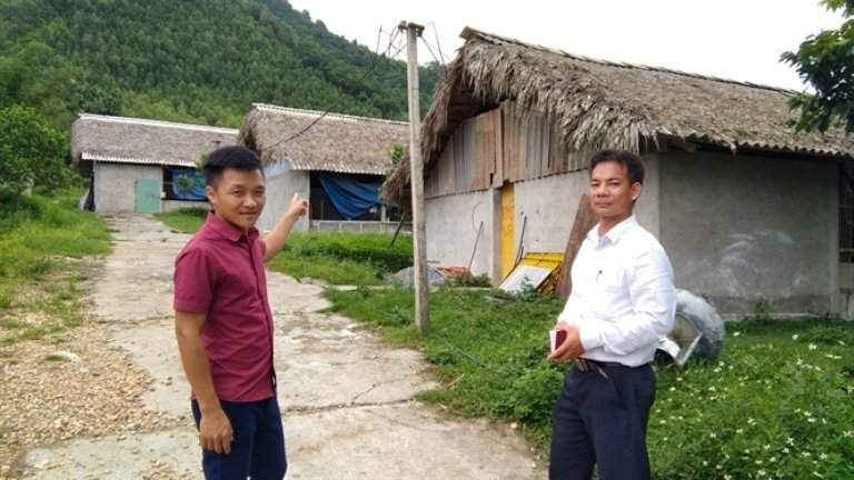 Cán bộ dự án LCASP Phú Thọ đang tư vấn cho chủ trang trại tổng hợp Bùi Đức Tuyển