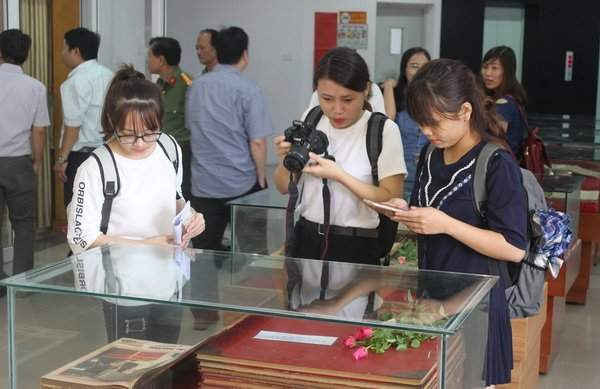 Nhiều phóng viên trẻ tham quan các gian trưng bày tại lễ công bố
