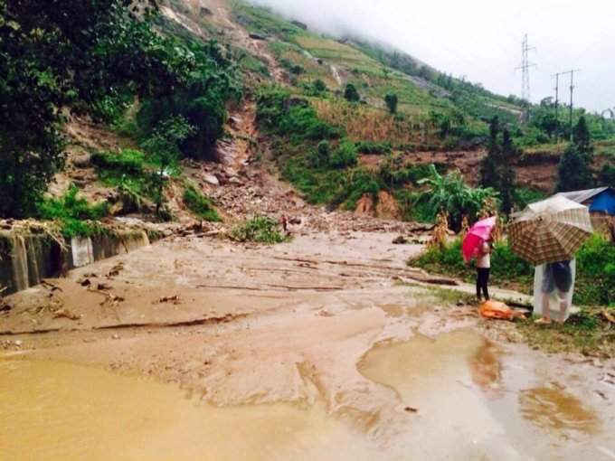 Mưa lớn đêm 14 rạng sáng 15 đã gây ngập lụt và ảnh hưởng tới giao thông ở  một số huyện tại Lào Cai