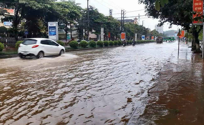 Nhiều tuyến phố, đường chính của T.P Điện Biên Phủ bị ngập nước 