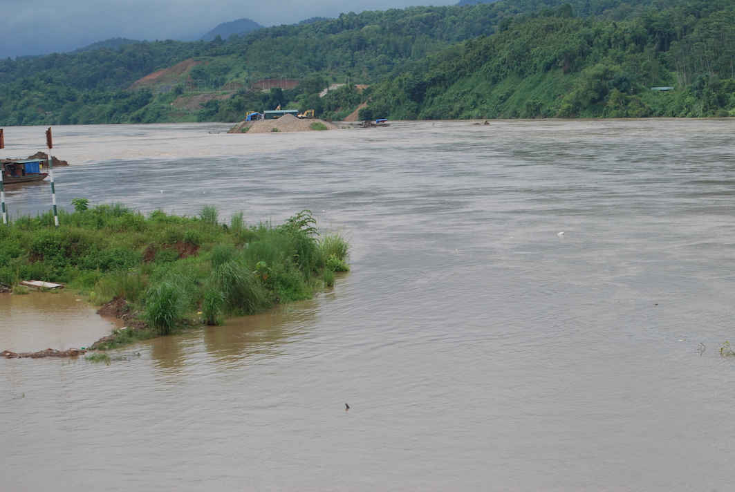 Nước lũ sông Hồng chảy qua thành phố Lào Cai đang lên nhanh.