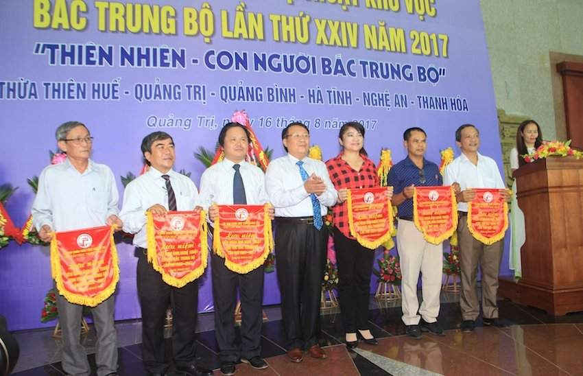 Ông Hà Sỹ Đồng, Phó Chủ tịch UBND tỉnh Quảng Trị trao Cờ lưu niệm cho các đơn vị tham gia Liên hoan  ảnh nghệ thuật khu vực Bắc Trung bộ