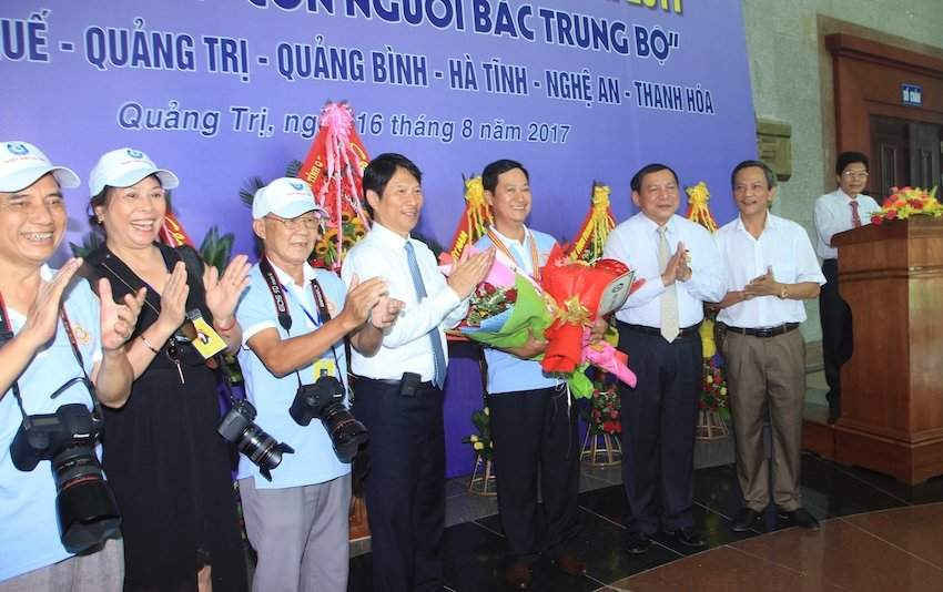 Hội Nghệ sỹ Nhiếp ảnh Việt Nam trao Huy chương vàng cho tác phẩm “Tình đồng đội” của tác giả Huynh Nam đến từ Hội Liên hiệp VHNT tỉnh Hà Tĩnh.