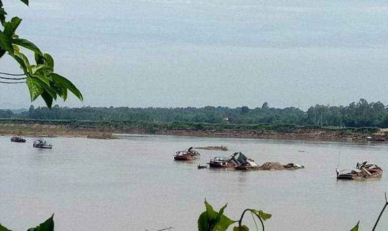 Hoạt động khai thác cát trái phép đang diễn ra tràn lan trên sông Lam 