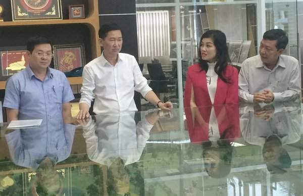 Bà Huỳnh Thị Lan Phương – Phó Tổng Giám đốc VWS giới thiệu với Phó Chủ tịch UBND TP.HCM Trần Vĩnh Tuyến về quy trình vận hành Khu liên hợp 