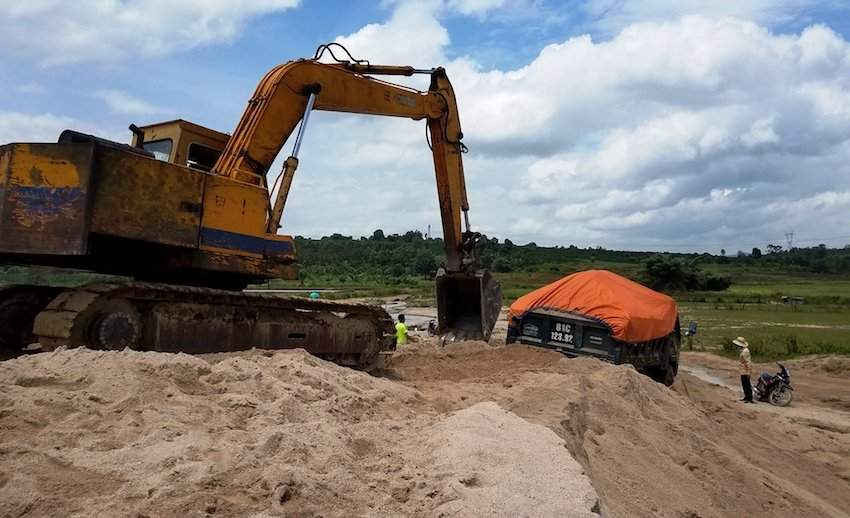 Hiện trường vụ khai thác cát trái phép tại xã Ia Mơ Nông, huyện Chư Pah bị lực lượng Cảnh sát Môi trường bắt giữ hôm 2/8.