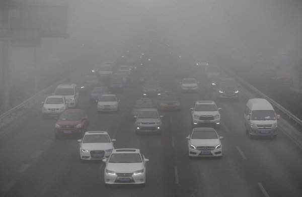 Các phương tiện lưu thông trên Đường Vành đai 4 trong sương mù ở Bắc Kinh, Trung Quốc vào ngày 14/2/2017.