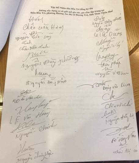 Nhiều chữ ký của người dân trong thôn để phản đối dự án