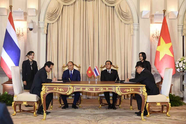 Thủ tướng Chính phủ Nguyễn Xuân Phúc và Thủ tướng Vương quốc Thái Lan Prayut Chan-o-cha chứng kiến lãnh đạo PVN và SCG ký Thỏa thuận hợp tác
