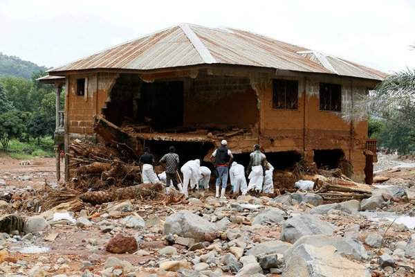Các nhân viên cứu hộ đang tìm kiếm những nạn nhân bị chôn vùi dưới đống đổ nát xung quanh căn nhà ở Pentagon, Freetown, Sierra Leone vào ngày 18/8/2017.