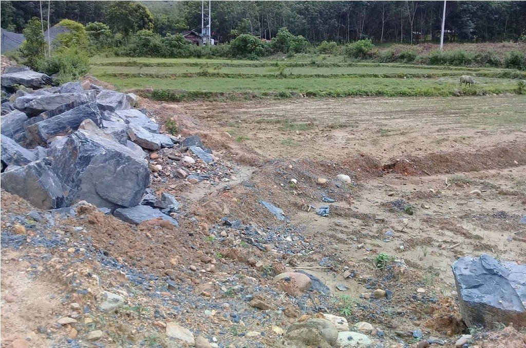Việc nổ mìn làm đá đã lấp ruộng đất của người dân xã Thượng Long