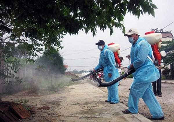 Trung tâm Y tế dự phòng tỉnh Thanh Hóa đang tăng cường phun hóa chất diệt muỗi tại các xã có bệnh nhân sốt xuất huyết.