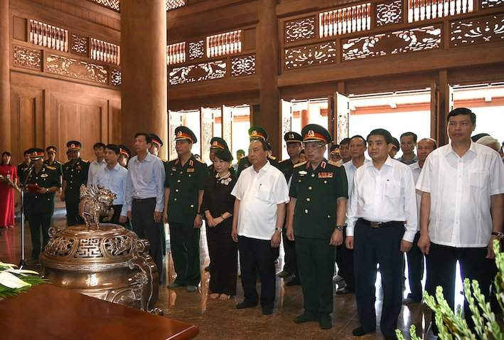 Thủ tướng và Phu nhân cùng đoàn công tác dâng hương tưởng nhớ Chủ tịch Hồ Chí Minh tại Nhà Tưởng niệm Bác Hồ tại Khu Di tích K9.
