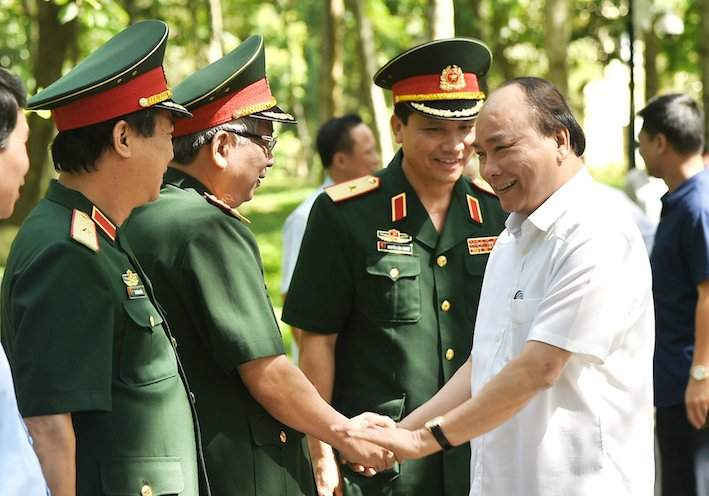 Thủ tướng thăm hỏi cán bộ, nhân viên Ban Quản lý Lăng Chủ tịch Hồ Chí Minh.