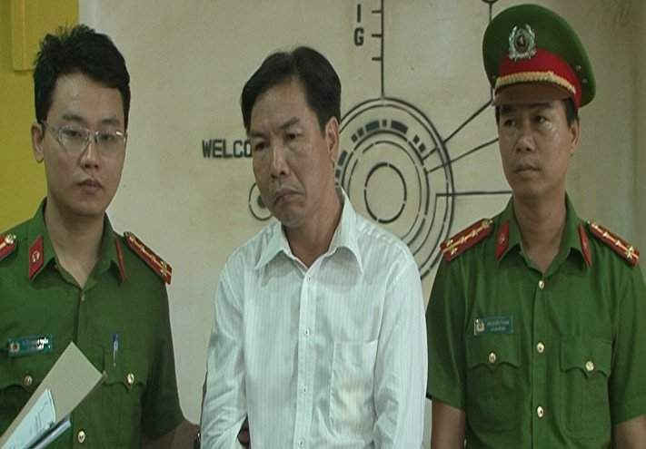 Ông Lê Hữu Lam (giữa) bị công an tạm bắt