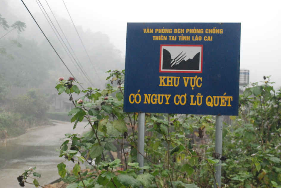 Tỉnh Lào Cai đề nghị Trung ương cho lắp thêm thiết bị cảnh báo mưa lũ và biển báo cảnh báo mưa lũ sau khi 3 người dân ở xã Sử Pán, huyện Sa Pa có người  bị chết và mất tích do lũ ống gây ra.chiều ngày 12/8/2017. 