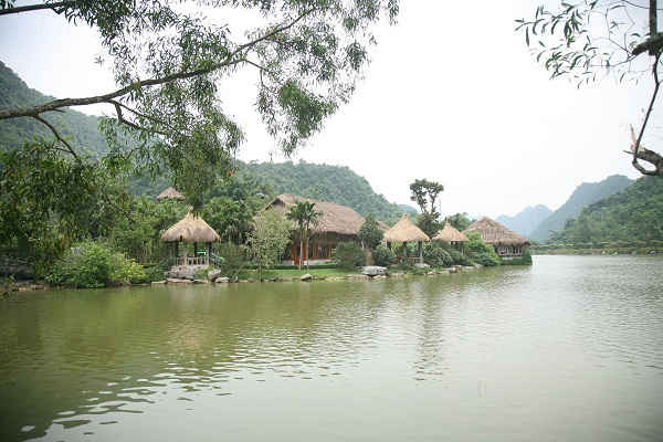 Những căn nhà mái cói mộc mạc, sử dụng vật liệu thân thiện với môi trường được sử dụng rộng rãi tại Thung Nham