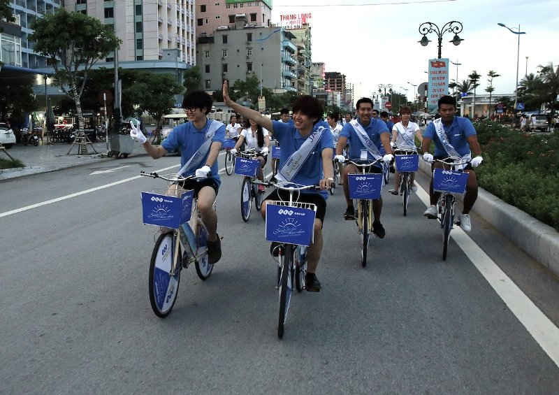 Đạp xe đạp dọc biển Sầm Sơn vận động người dân và khách du lịch hưởng ứng chương trình