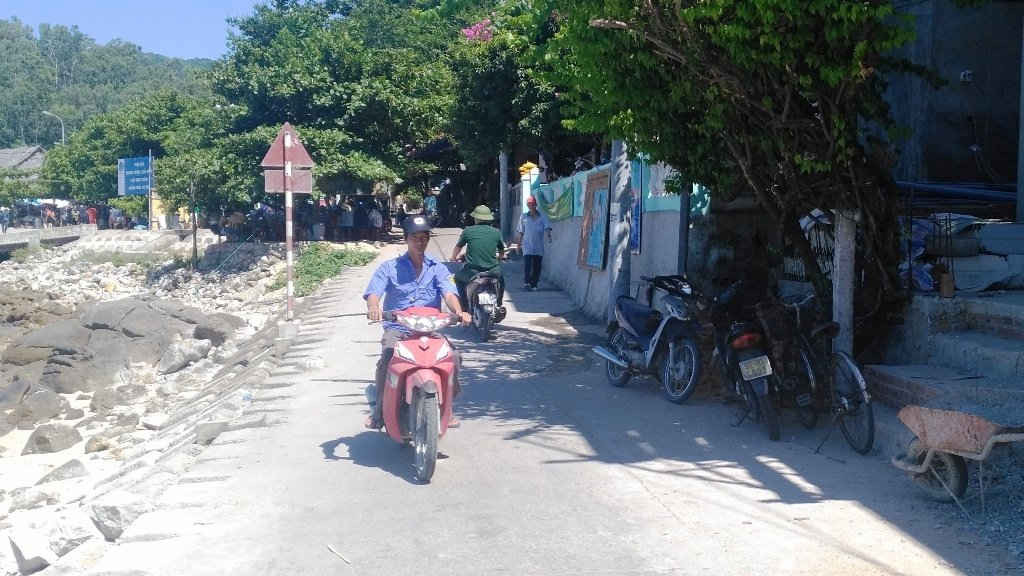 Ở xã đảo Tân Hiệp, hầu hết người dân không đội MBH khi đi mô tô, xe máy tham gia giao thông