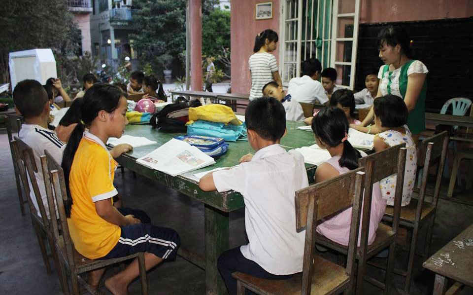 Lớp học cho trẻ em nghèo ham mê con chữ