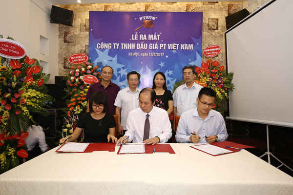 Đại diện Công ty đấu giá PT Việt Nam ký kết Biên bản ghi nhớ hợp tác với các đơn vị.