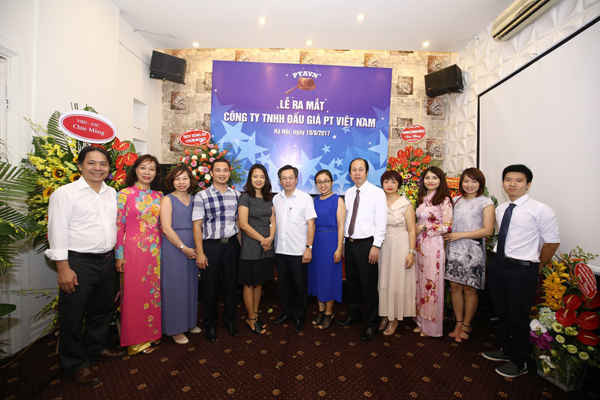 Lãnh đạo Công ty đấu giá PT Việt Nam chụp hình lưu niệm với các đại biểu và đối tác khách mời.