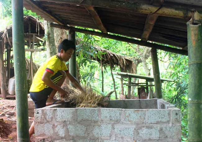 Mô hình xây lò đốt rác theo nhóm hộ gia đình tại xã Chà Nưa được huyện Nậm Pồ khuyến khích mở rộng trên địa bàn các xã trong huyện.