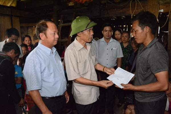 Đại diện UBND tỉnh Lào Cai và huyện Sa Pa  thăm hỏi động viên gia đình nạn nhân bị lũ quét chết ngày 12/8/2017 tại xã Tả Van,huyện Sa Pa ( tỉnh Lào Cai). Ảnh Cổng thông tin tỉnh Lào Cai 