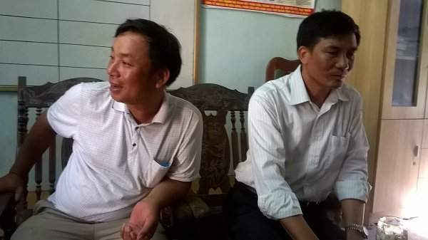 Ông Hà Tiến Dũng, Chủ tịch UBND xã ( bên phải) và ông Phạm Quốc Vinh, Giám đốc Công ty CP Toàn Minh ( bên trái) đang trao đổi với PV