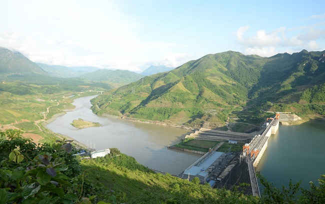 Thủy điện Sơn La là 1 trong 29 thủy điện đã được Bộ TN&MT cấp giấy phép khai thác, sử dụng nước trên địa bàn tỉnh Sơn La.