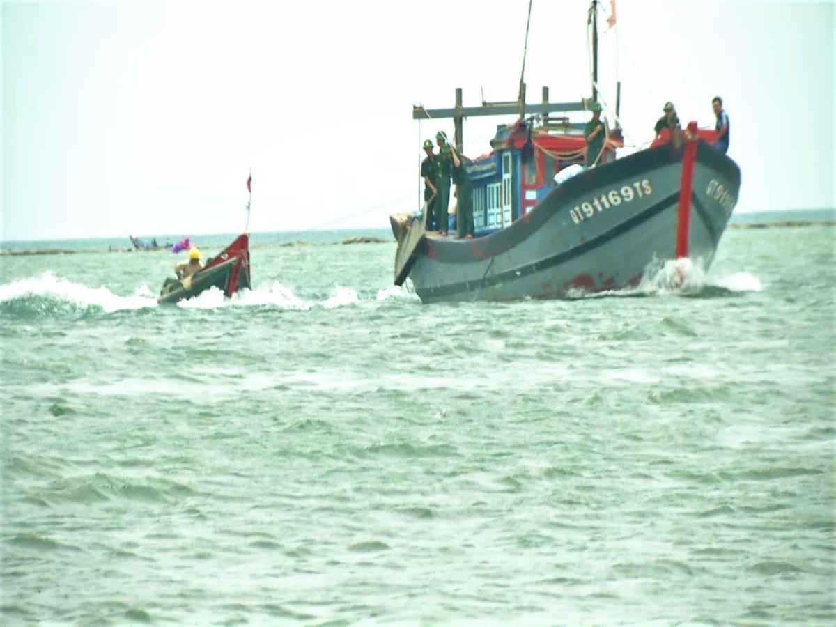 Lực lượng Biên phòng và ngư dân Quảng Trị tiếp cận thuyền cá gặp nạn (Ảnh: BĐBP Quảng Trị cung cấp)