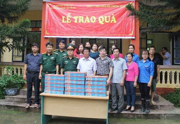 Lễ trao tặng sữa cho các trường học