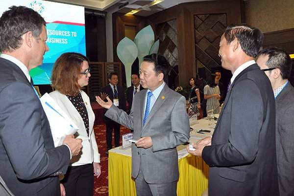 Bộ trưởng Trần Hồng Hà trao đổi với các đại biểu trước phiên khai mạc cuộc đối thoại chiều 24/8