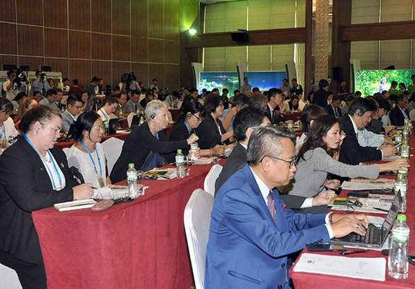 Các đại biểu đến từ các nền kinh tế APEC tham gia cuộc đối thoại 