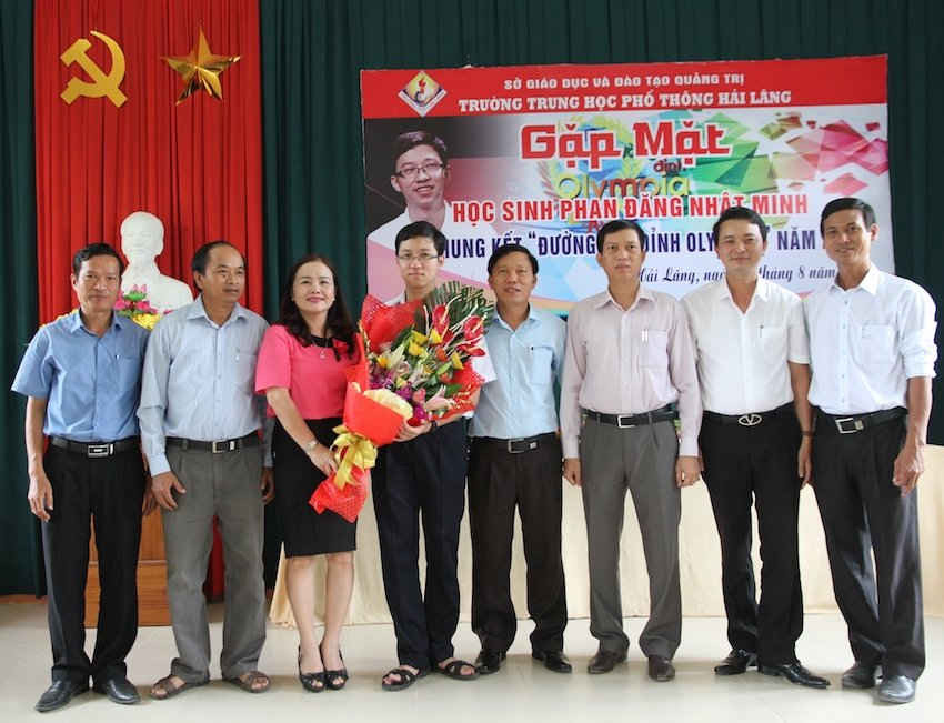 Chính quyền địa phương tỉnh Quảng Trị tặng hoa chúc mừng Phan Đăng Nhật Minh dự chung kết cuộc thi “Đường lên đỉnh Olympia” năm 2017.