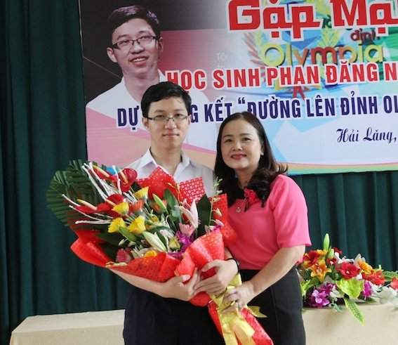 Bà Lê Thị Hương , Giám đốc Sở GD&ĐT Quảng Trị tặng hoa động viên  Phan Đăng Nhật Minh.