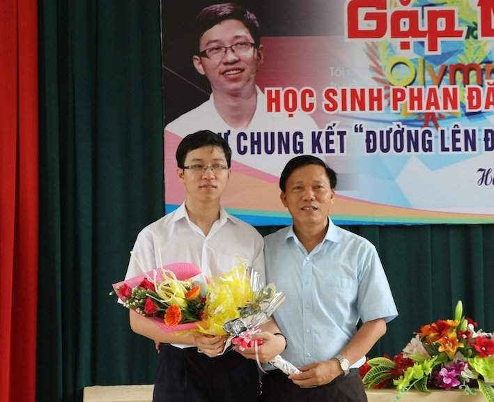 Nhà trường tặng hoa động viên Phan Đăng Nhật Minh
