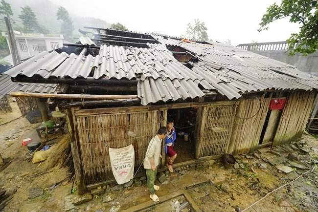 Dông lốc xảy ra do ảnh hưởng của bão số 6 đã làm hư hại hơn 750 ngôi nhà tại Lào Cai.
