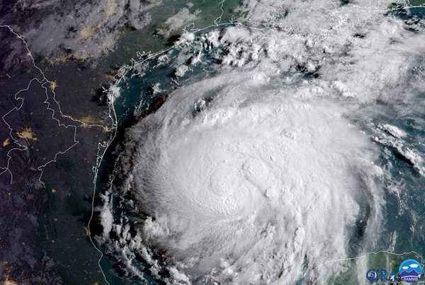 Bão Harvey ở bờ biển vùng Vịnh Mexico, Mỹ qua hình ảnh vệ tinh NOAA GOES vào ngày 24/8/2017.