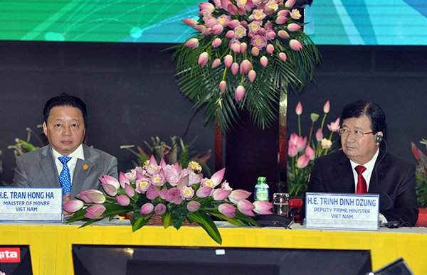 Phó Thủ tướng Trịnh Đình Dũng và Bộ trưởng Bộ TN&MT Trần Hồng Hà tham dự và chủ trì Diễn đàn đối thoại 