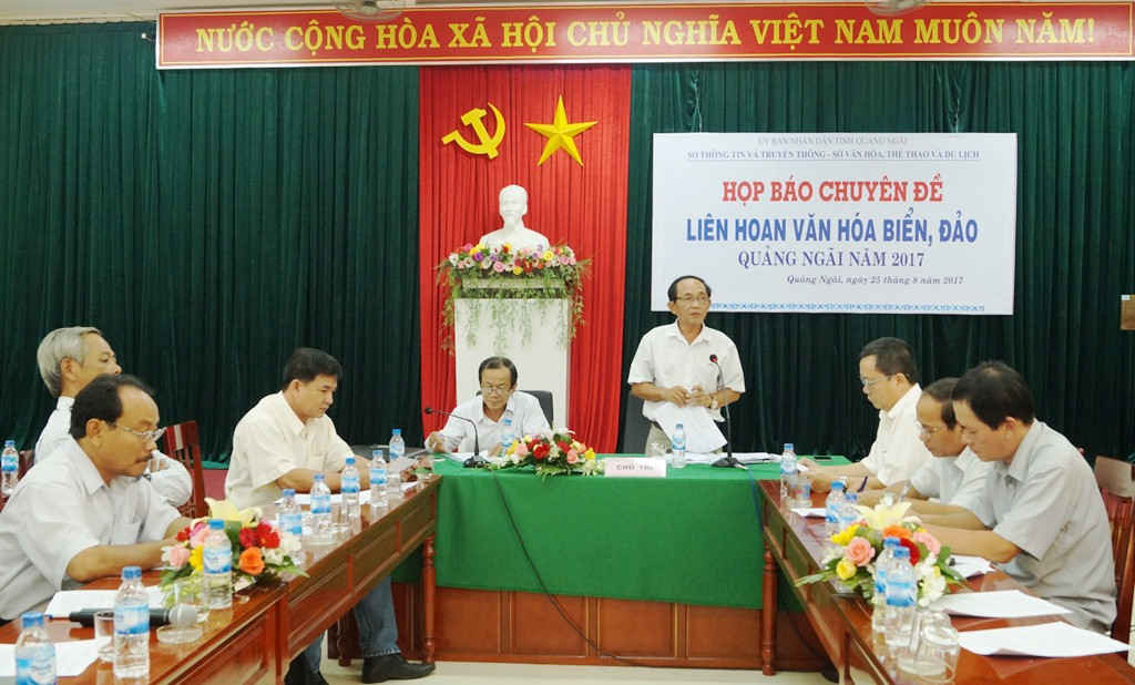 Ông Nguyễn Đăng Vũ, Giám đốc Sở VH,TT&DL tỉnh Quảng Ngãi thông tin về Liên hoan văn hóa biển đảo Quảng Ngãi  