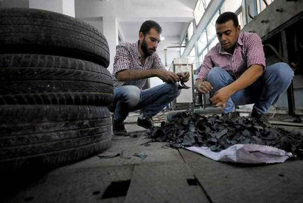 Hai sinh viên kỹ thuật, Mostafa Saeed Ali và Mohamed Amr cắt lốp xe tại Cairo, Ai Cập vào ngày 23/8/2017.